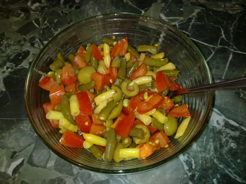 Neobična salata s mahunama, maslinama i rajčicom..