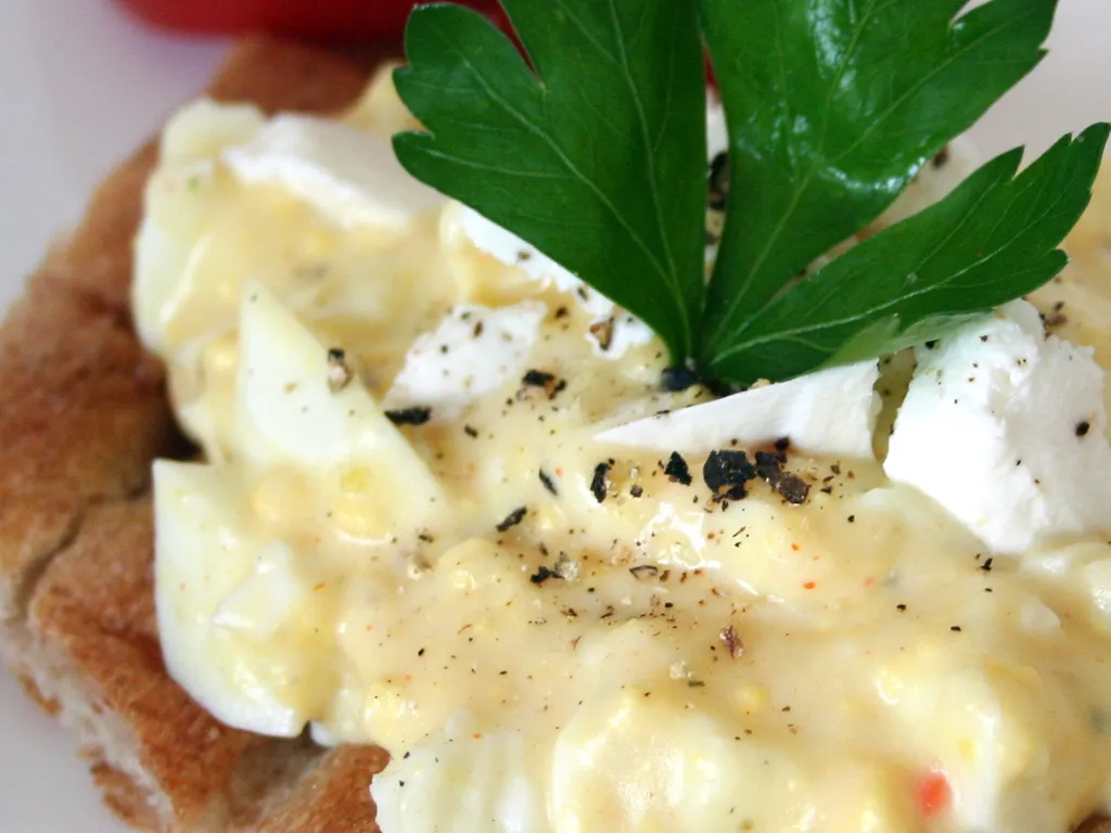 Jaja u besamel sosu na tostiranom hlebu