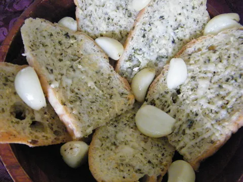Peceni bijeli luk  i hleb sa bijelim lukom (garlic bread)