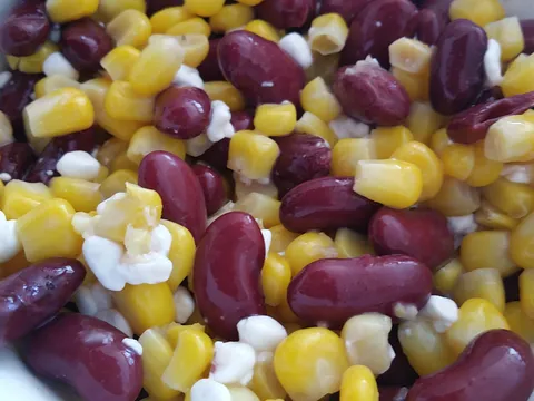 Brzinska salata sa kukuruzom, crvenim grahom i sirom