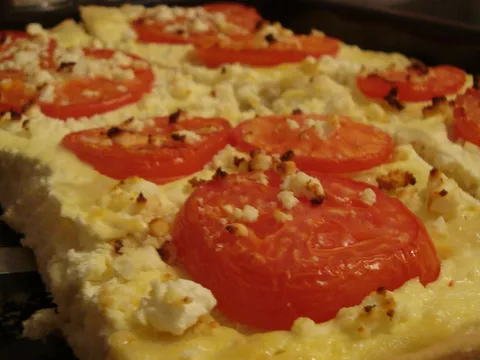 Pizza - svježi sir, vrhnje, meki slani sir i paradajz