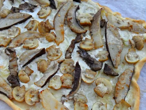 Wild Mushroom + Soja(creme) Garlic White Pizza