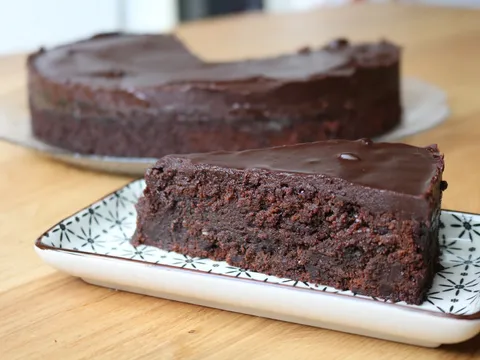 Vrlo jednostavna čokoladna torta - kremasta i sočna