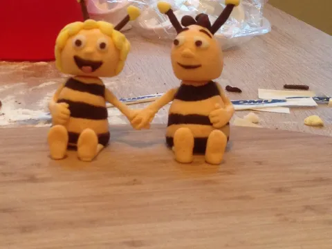 Pčelica Maja i Pavo od fondanta u izradi