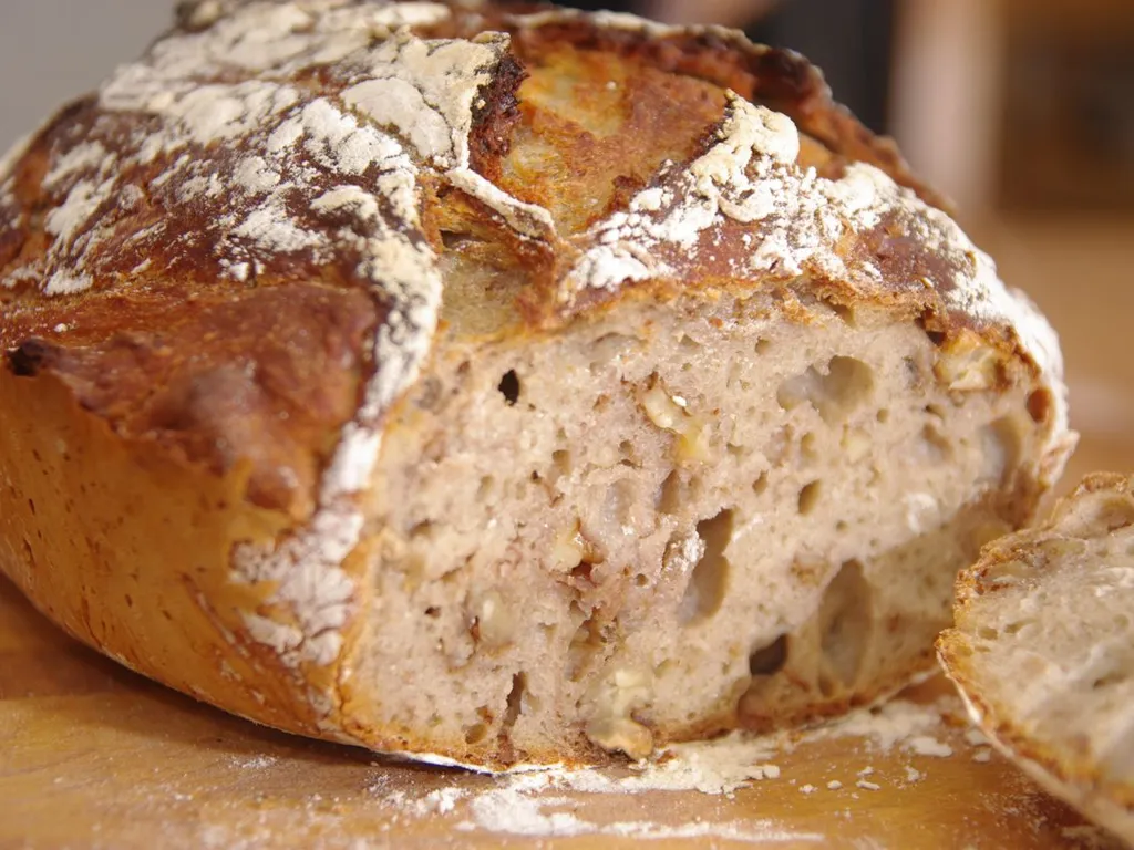 hleb (kruh) od heljde (pira) sa orasima