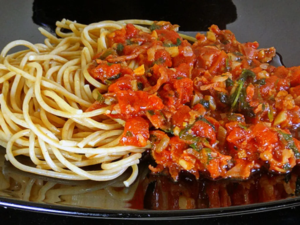 * Pršut pašta (špageti, pršut, rajčica, maslinovo) … kalorije: 490