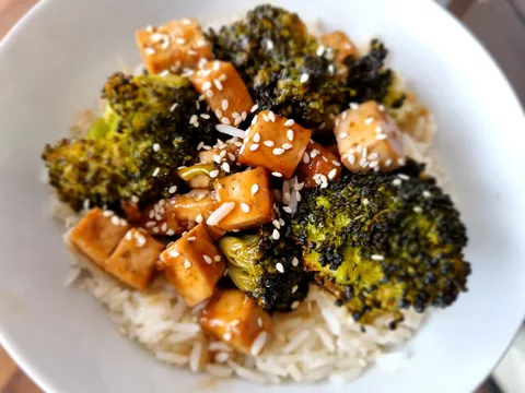 Teriyaki tofu s brokulom