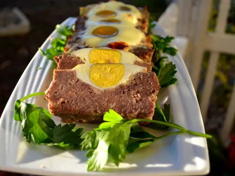Mesna struca sa jajima (meatloaf with eggs)