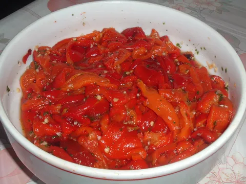 Pečena paprika na salatu