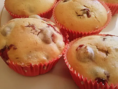 Slatki muffini sa višnjama