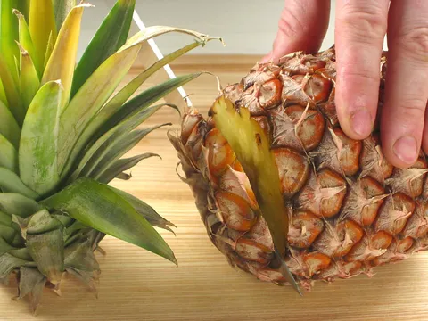 Rezanje ananasa na kriške