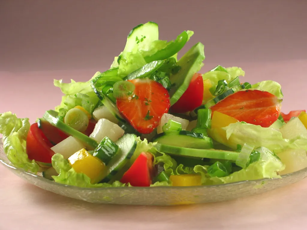Povrtna salata s voćem