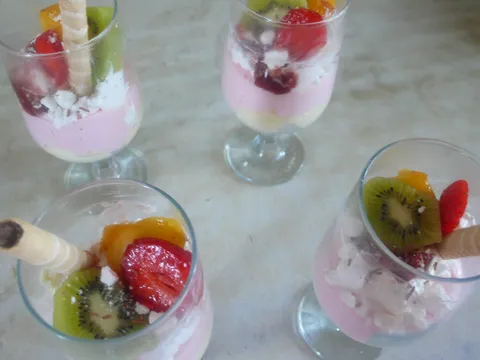 Desert u čaši od puslica, vanilija  i jagoda kreme