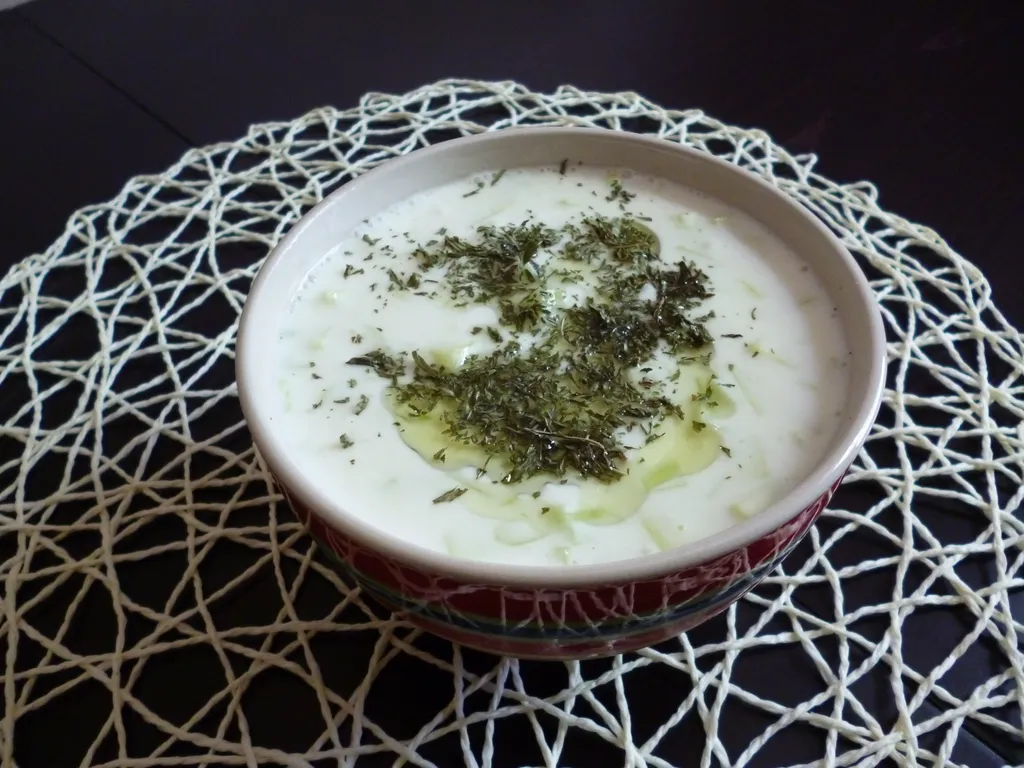 Jogurt salata  sa krastavcima, bijelim lukom i suhom nanom