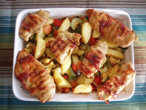 Piletina s mozzarellom i pancetom uz povrtni prilog