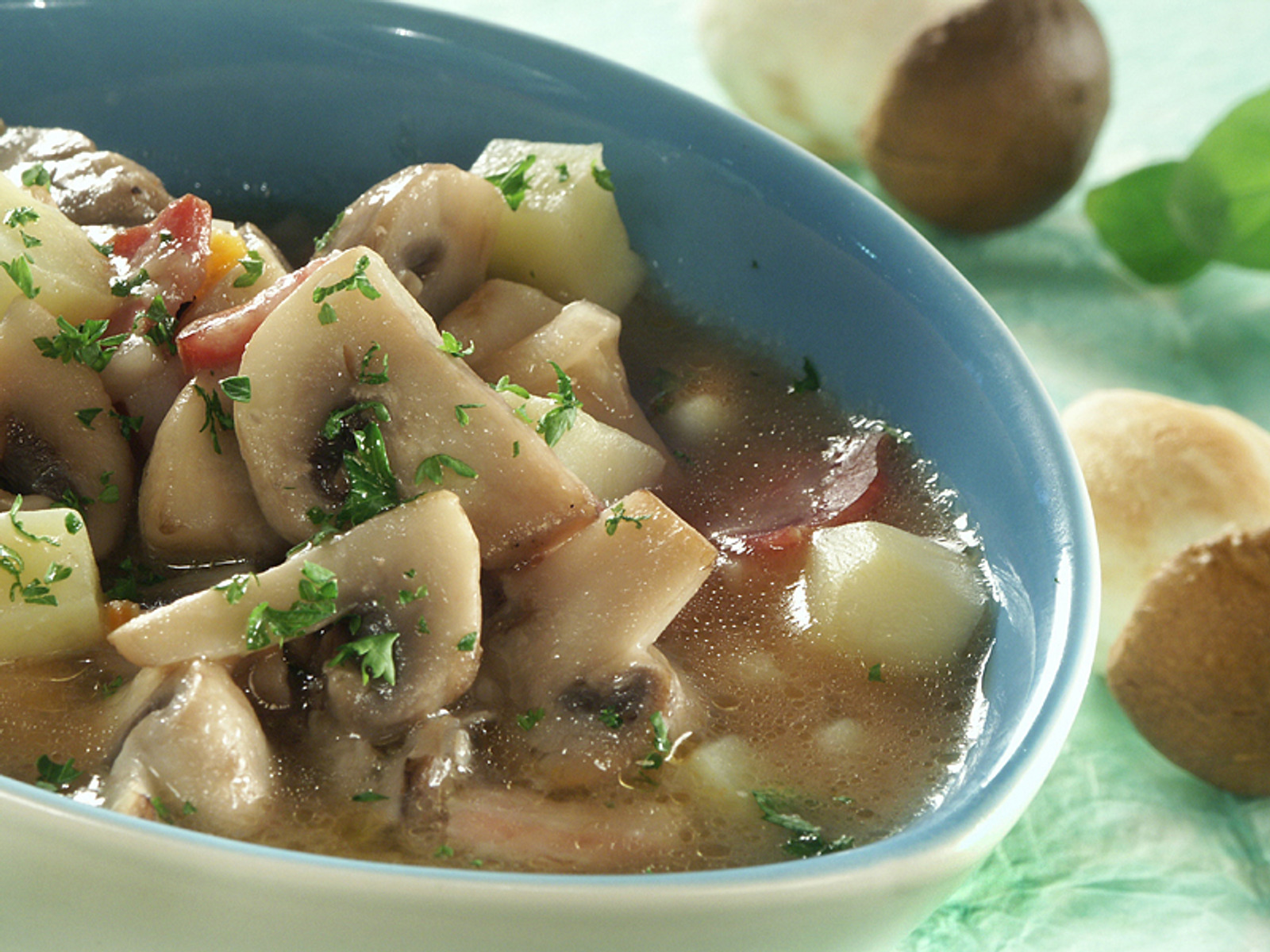 Суп из шампиньоны свежие с картошкой. Суп картофельный с грибами. Картофель кубиками с грибами в мультиварке. Грибочки с картошкой и водой. Суп картофельный с грибами фото.
