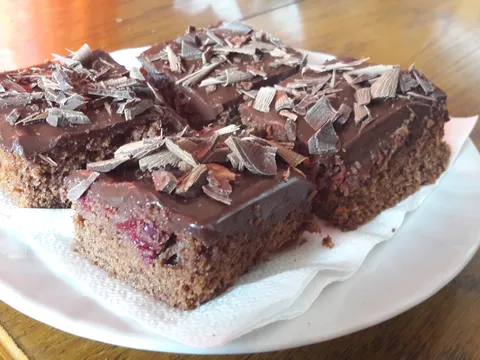 Višnjolino-čokoladni kolač s višnjama