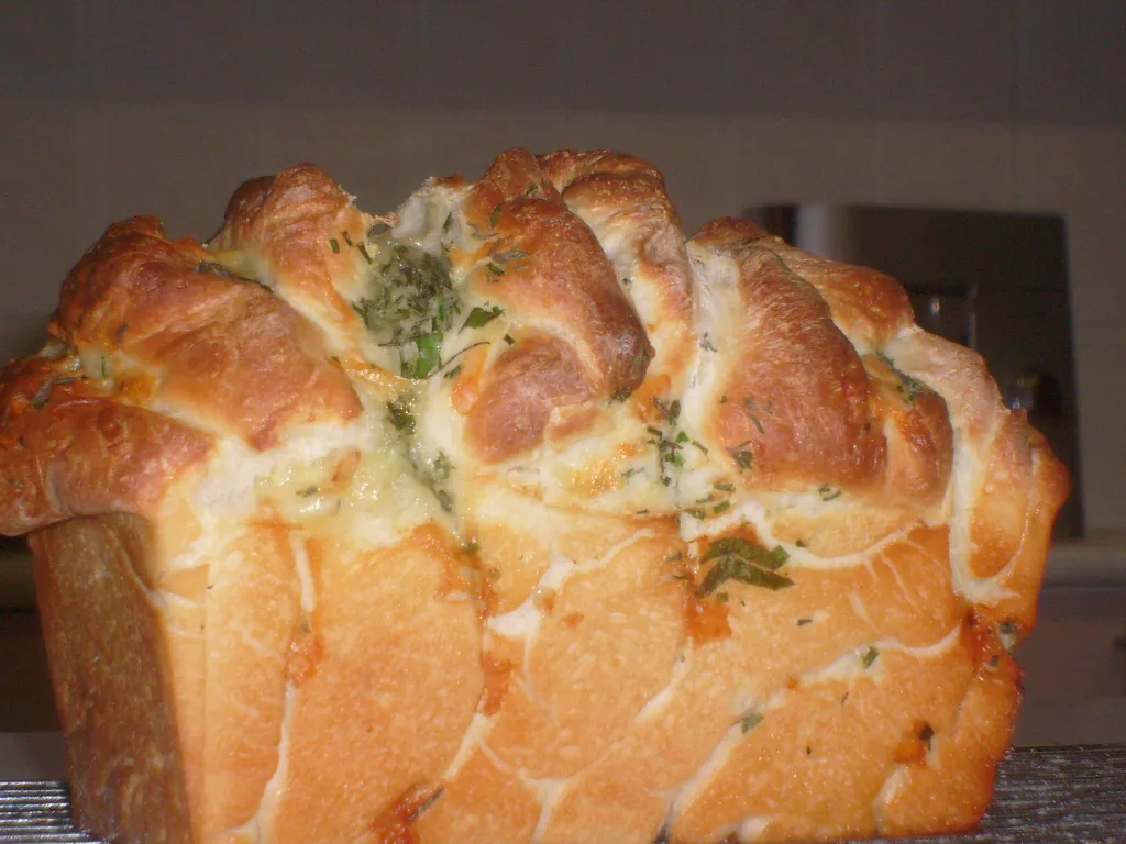 Trgajuci kruh (Pull-apart bread)