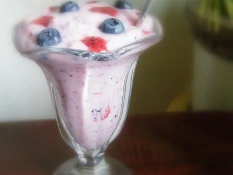 Vocni jogurt sa jagodama i borovnicama