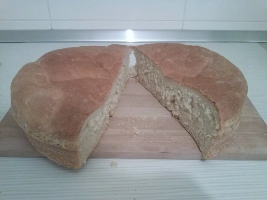 Domaći miješani kruh ispod peke