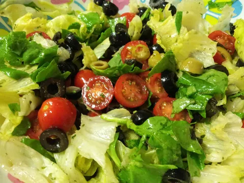 Sirova mediteranska salata