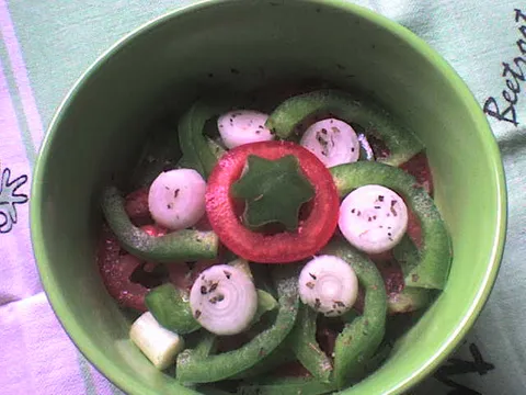 Salata od rajčice, paprike i mladog luka