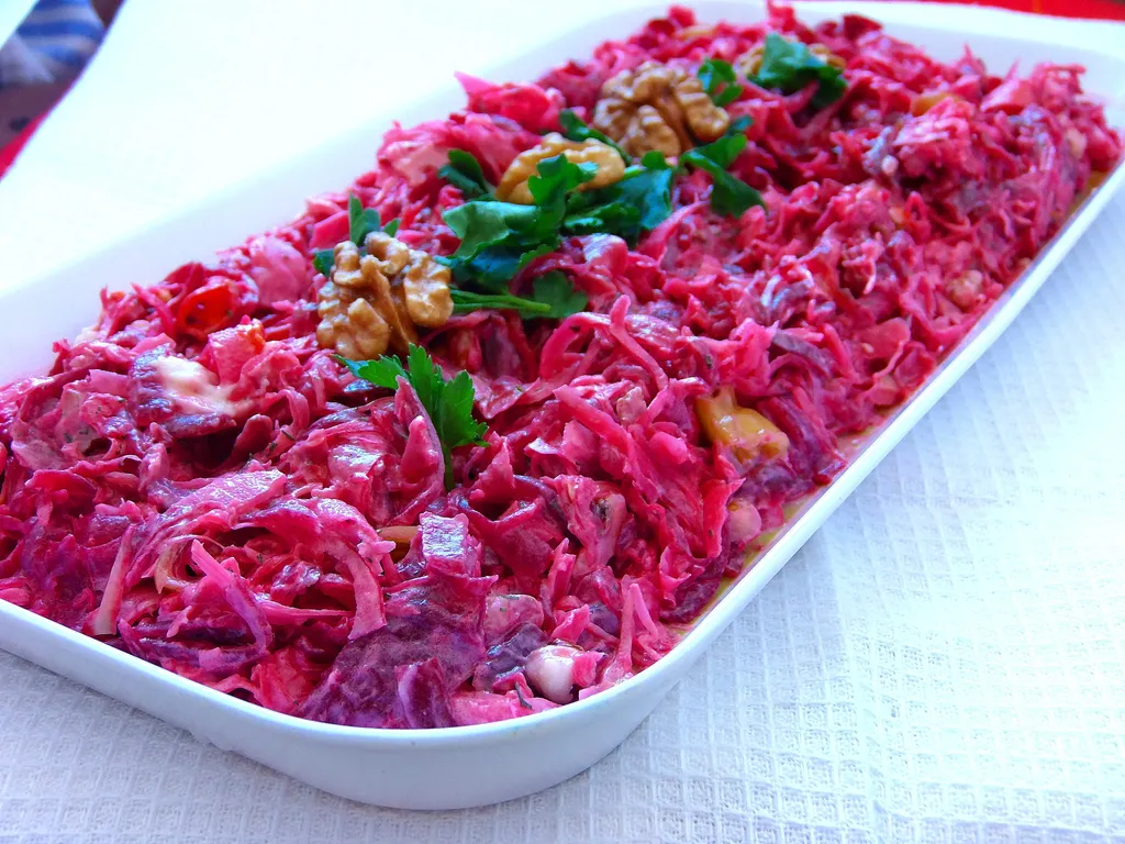 Cevizli Lahanalı Pancar Salatası/turska salata od cikle i kupusa