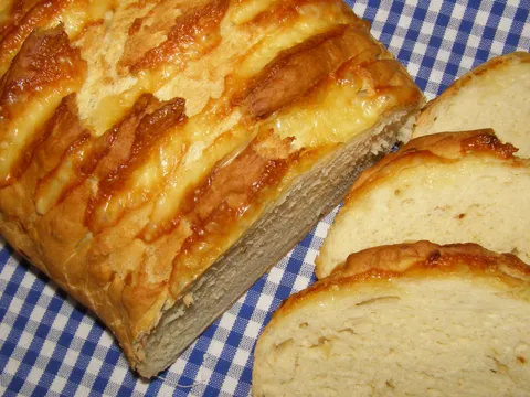 Kruh s lukom i sirom