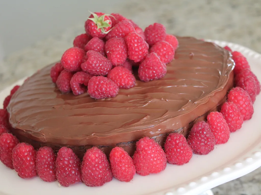 Jednostavna cokoladna torta sa lijesnjacima , ali bez brasna