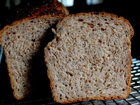 Hleb sa speltinim i integralnim brašnom