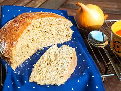 PAIN D'OIGNON - rusticni kruh s karameliziranim lukom