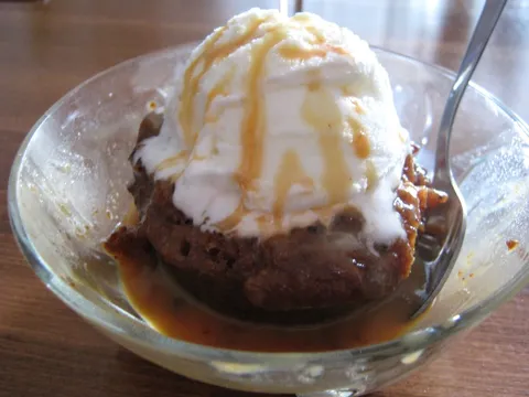 sticky toffee pudding sa sladoledom
