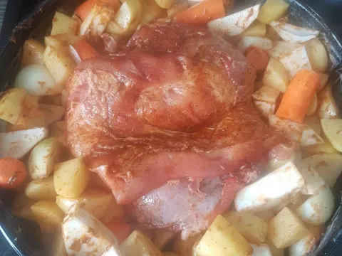 Pečeni svinjski but, špikovani s češnjakom i buđolom i korjenasto povrće