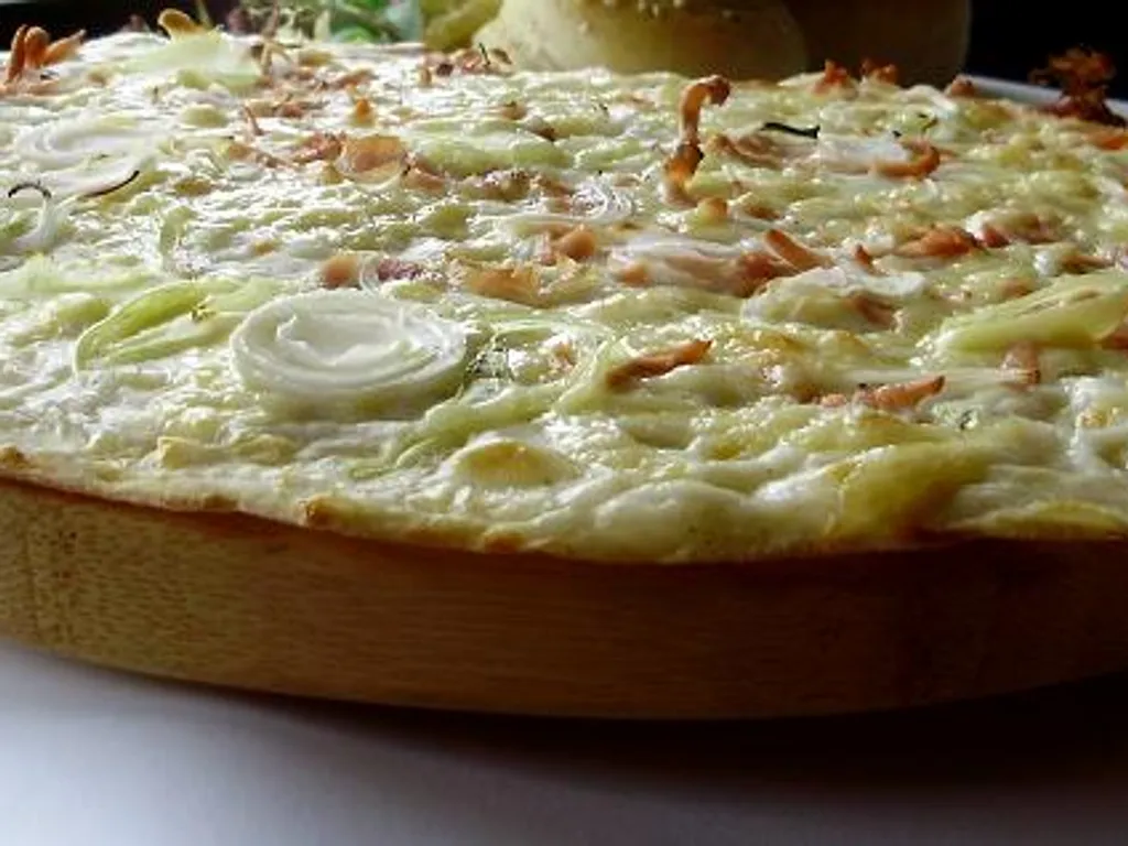 Bijela pizza na tortilji