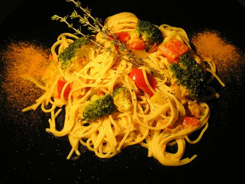 Spagetti s povrcem i kurkumom