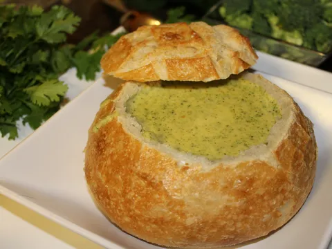 Punjeni kruh sa juhom od brokolija i sira...
