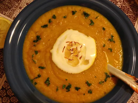 Marokanska krem juha od mrkve sa safranom uz jogurt s medom