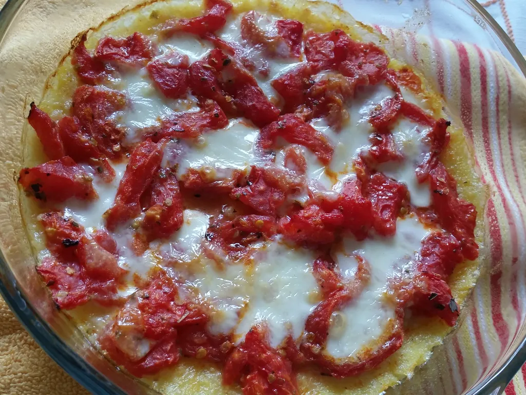 Zapeceni kacamak sa sirom i paradajzom