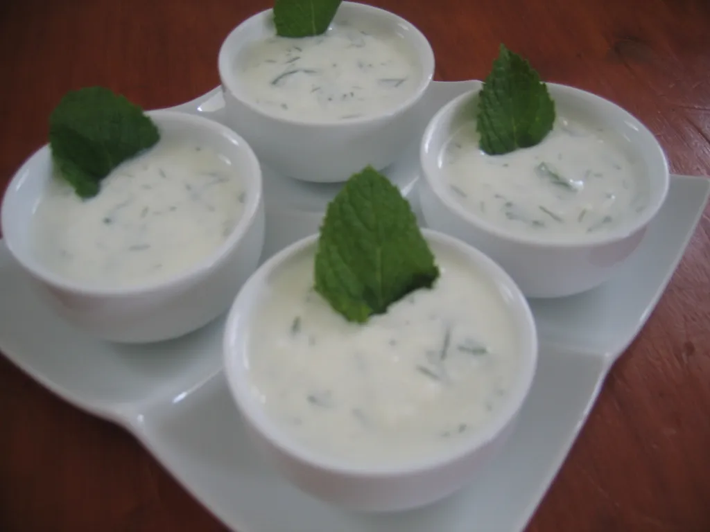 JOOJUKH (Jermenska hladna supa od krastavca i jogurta)