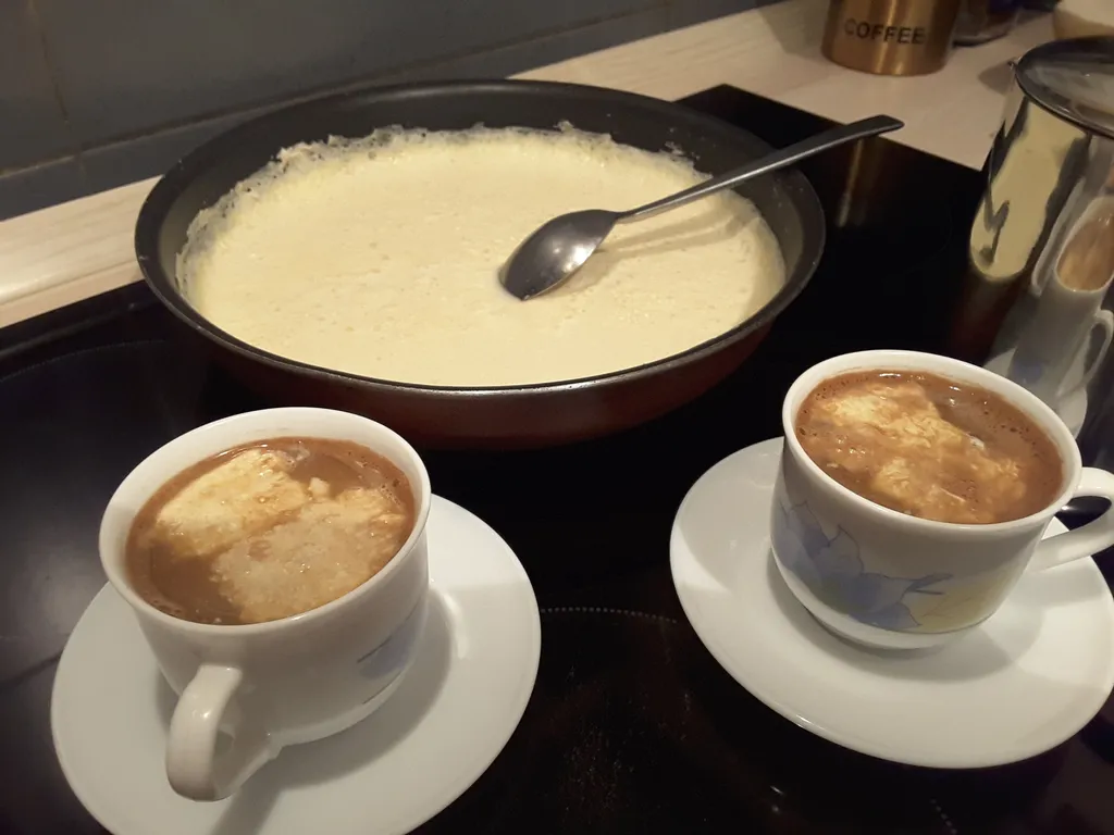 Varenika / kuhano mlijeko i kajmak za kafu