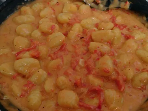 Gnocchi u kremastom sosu od paprike