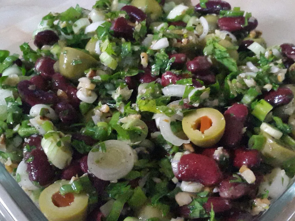Salata od crvenog graha i zelenih maslina
