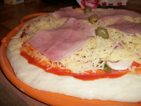 Pizza tijesto sa svinjskom mascu