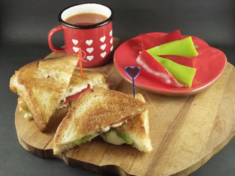 Grilovani sendviči sa mocarelom i paradajz čorba