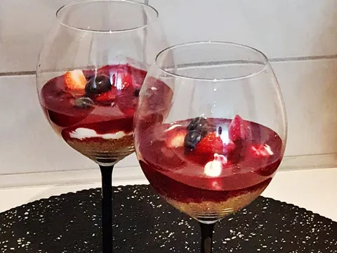 Desert u čaši: Cheesecake od jagoda, borovnica i grčkog jogurta