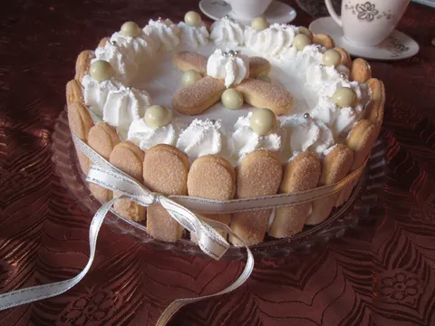 Bela torta sa piskotama i pudingom od maline