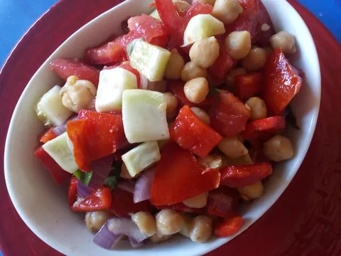 Salata od slanutka, paradajza i krastavaca