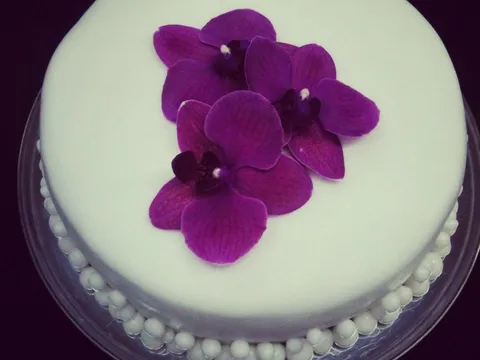 small orchid cake for the special wedding