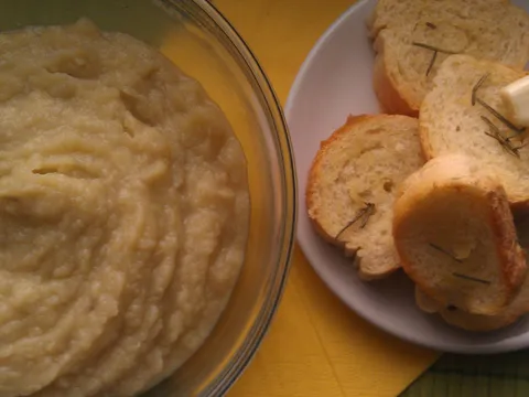 Slatki krompir (batat) i hrskavi hlebčići s mirisom ruzmarina