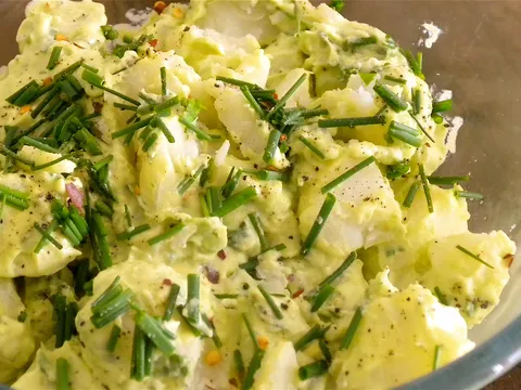 Krompir salata s dresingom od avokada, bosiljka...